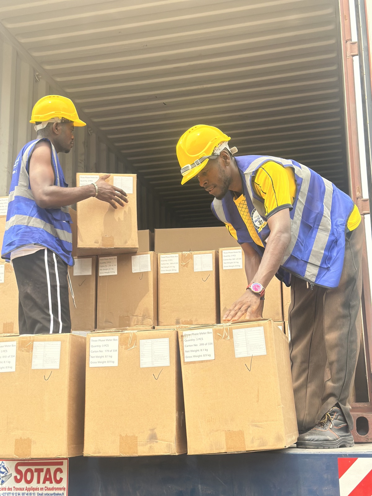 Dépotage d'un conteneur MJV chez SOCADEL à Douala